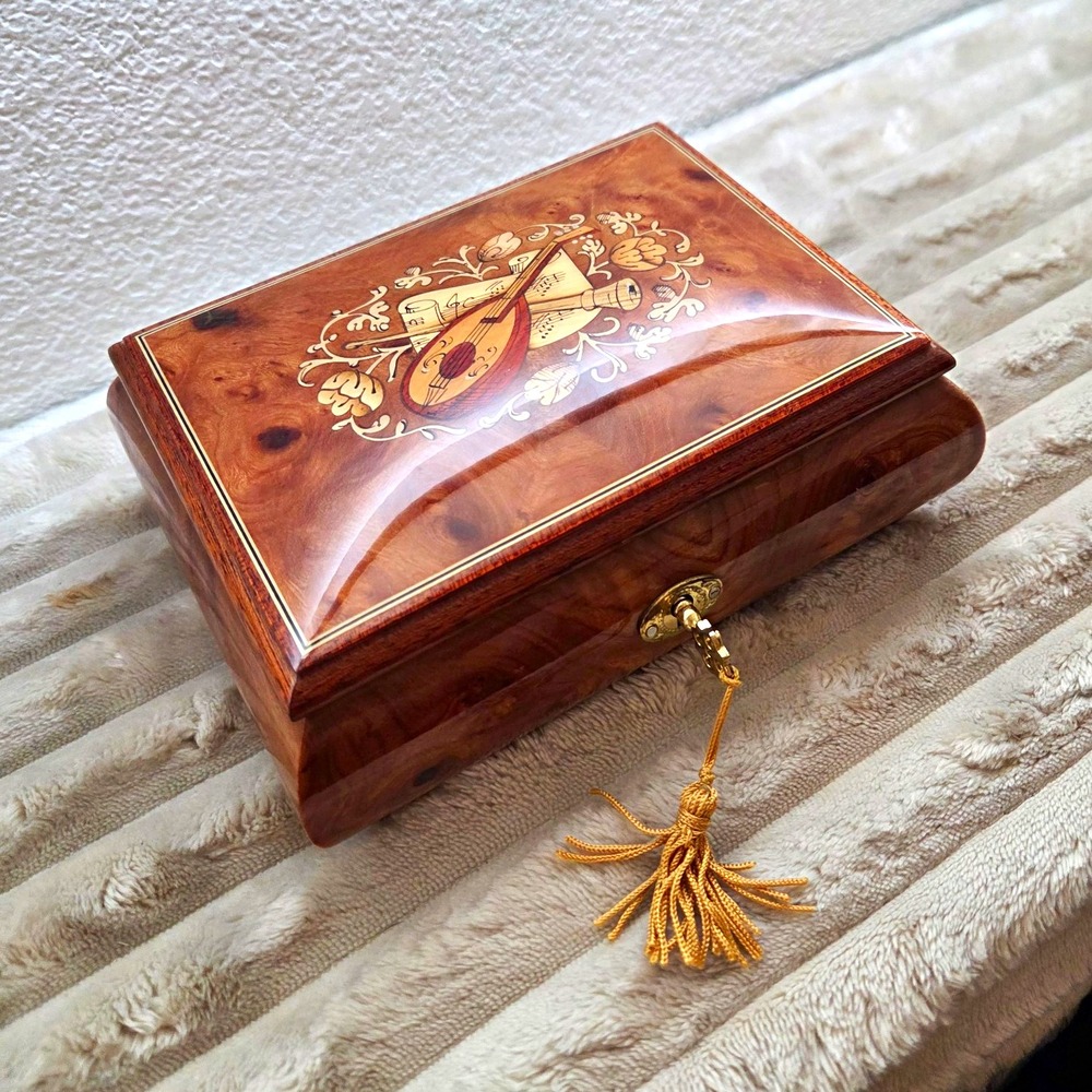 Vintage Sorrento Italian Inlaid Wood key Music Box Isle of Capri La Botteguccia